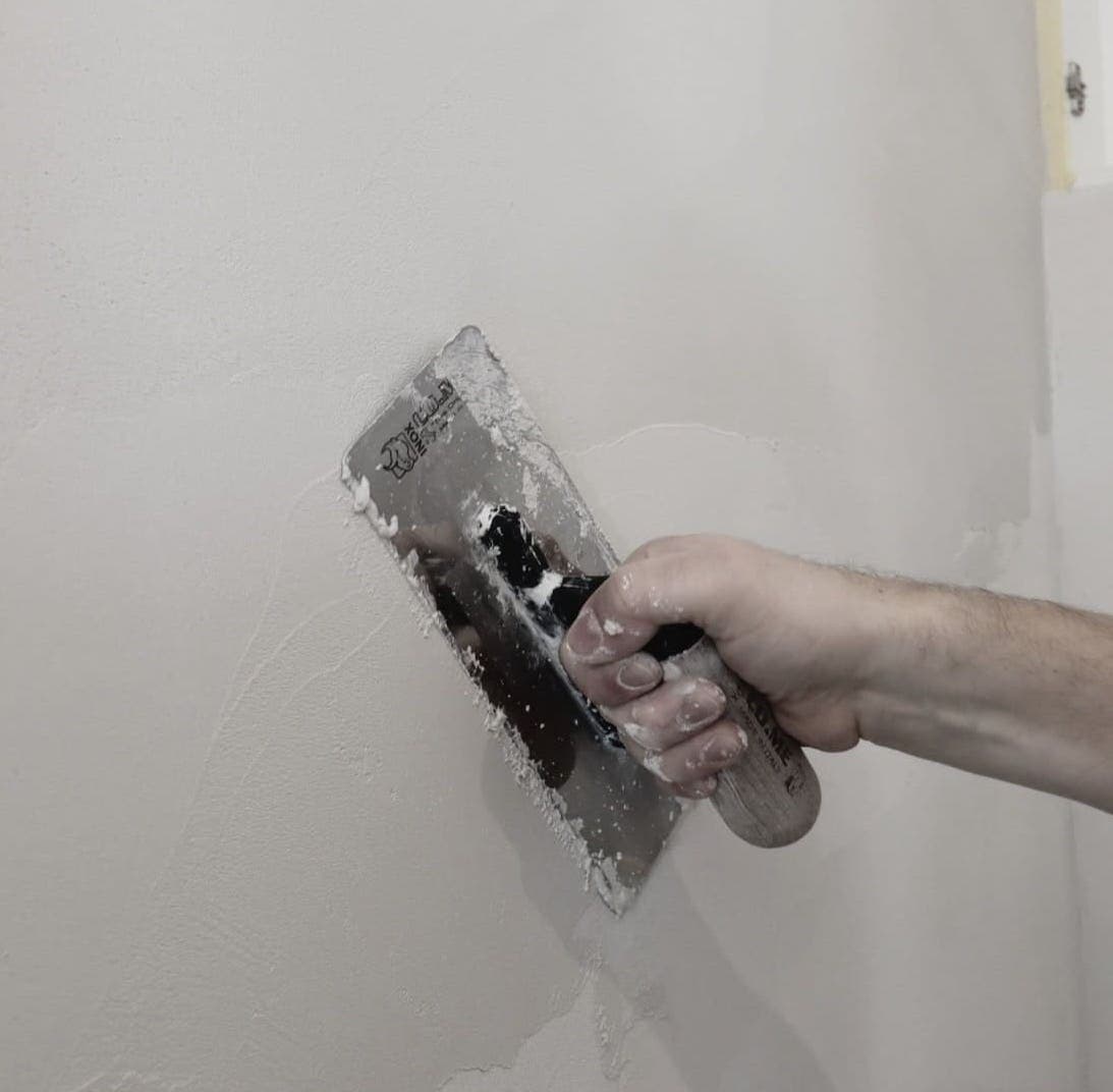 Thijs is decorating a wall